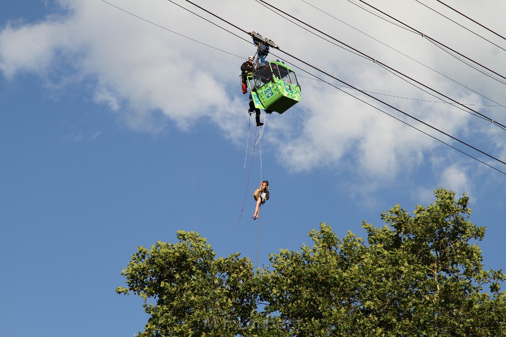 Koelner Seilbahn Gondel blieb haengen Koeln Linksrheinisch P569.JPG